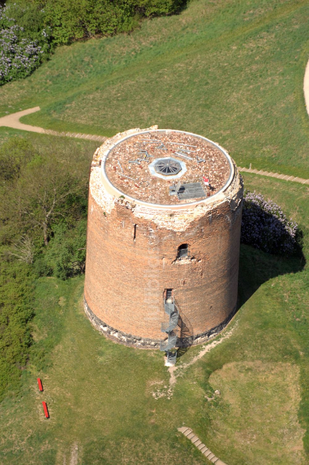 Stolpe von oben - Ruine und Mauerreste der Burgruine Stolper Turm - Grützpott in Stolpe im Bundesland Brandenburg, Deutschland