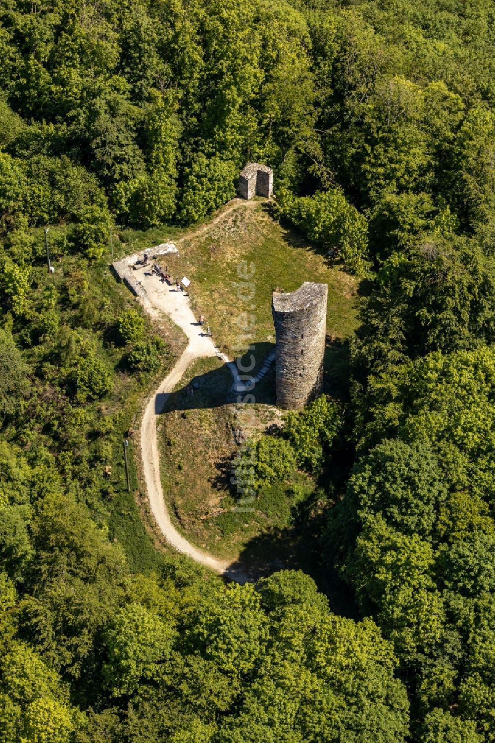 Berlinghausen aus der Vogelperspektive: Ruine und Mauerreste der Burgruine Waldenburg bei Berlinghausen im Bundesland Nordrhein-Westfalen, Deutschland