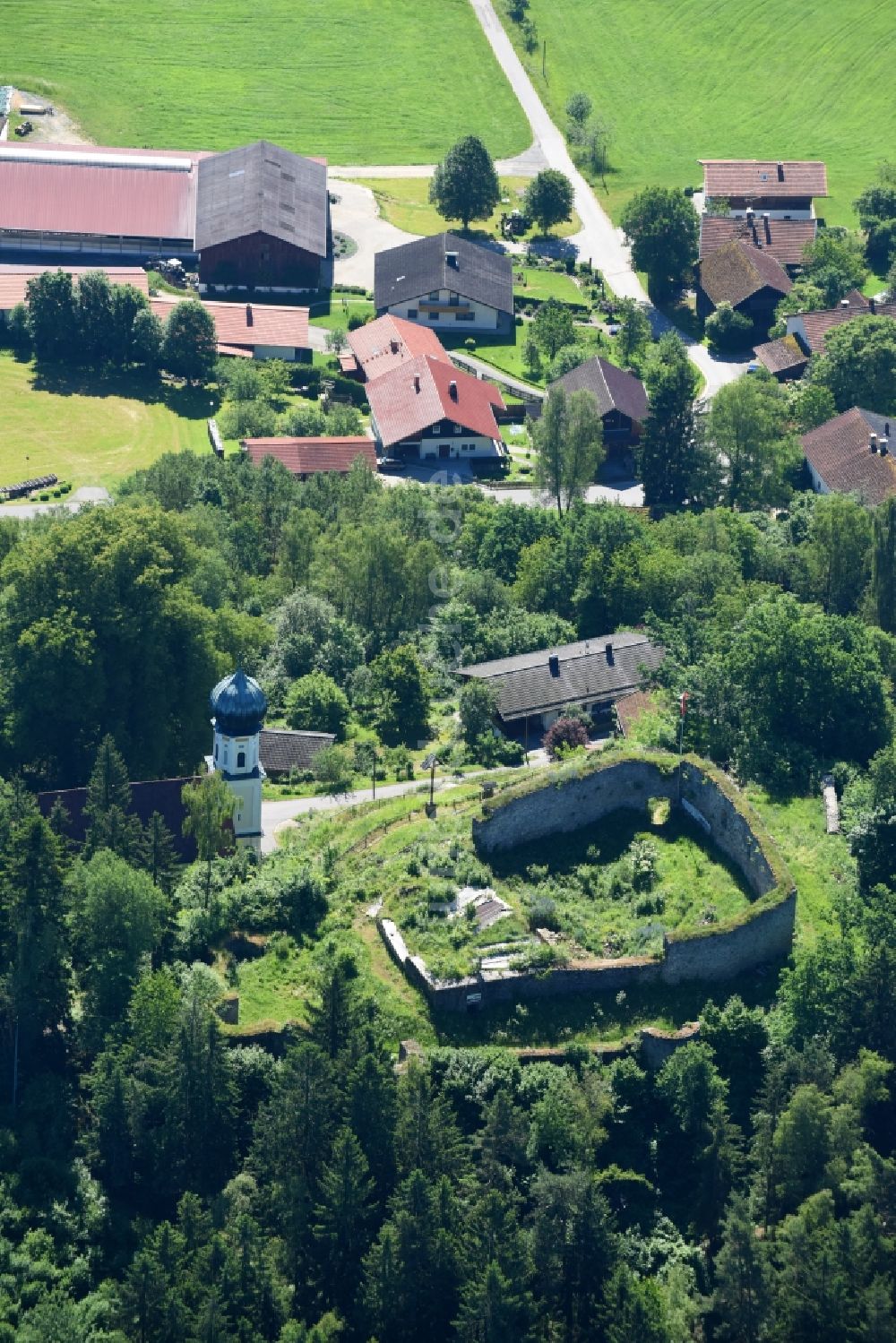 Luftaufnahme Neurandsberg - Ruine und Mauerreste der ehemaligen Burganlage Burg Neurandsberg in Neurandsberg im Bundesland Bayern, Deutschland