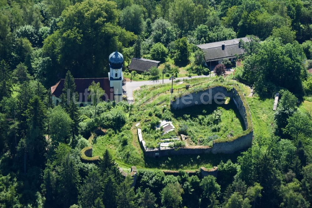 Neurandsberg von oben - Ruine und Mauerreste der ehemaligen Burganlage Burg Neurandsberg in Neurandsberg im Bundesland Bayern, Deutschland