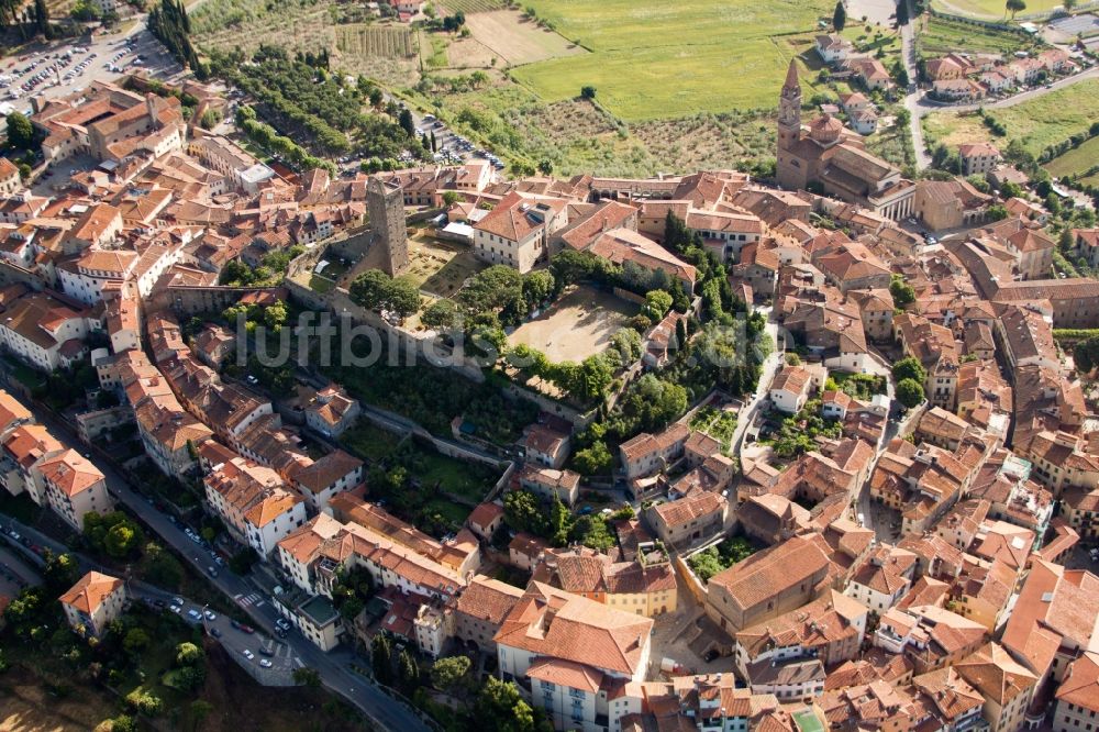 Castiglion Fiorentino von oben - Ruine und Mauerreste der ehemaligen Burganlage Castiglion Fiorentino auf dem Berg der Stadt Castiglion Fiorentino in Toscana, Italien