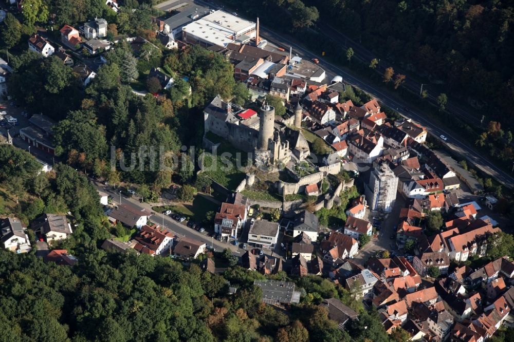 Luftaufnahme Eppstein - Ruine und Mauerreste der ehemaligen Burganlage Eppstein im Bundesland Hessen