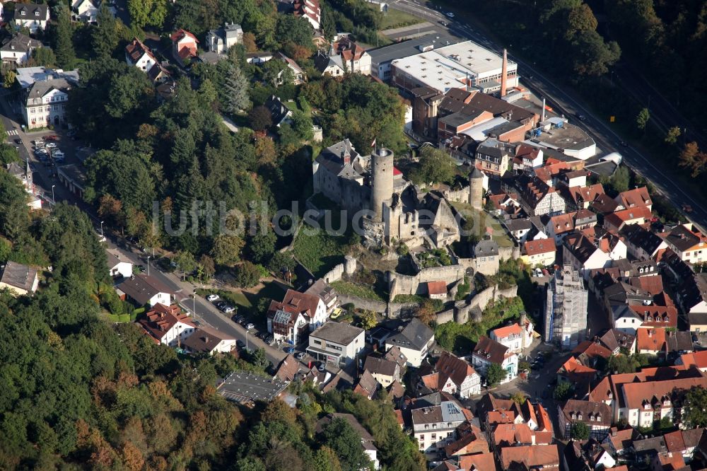 Eppstein von oben - Ruine und Mauerreste der ehemaligen Burganlage Eppstein im Bundesland Hessen