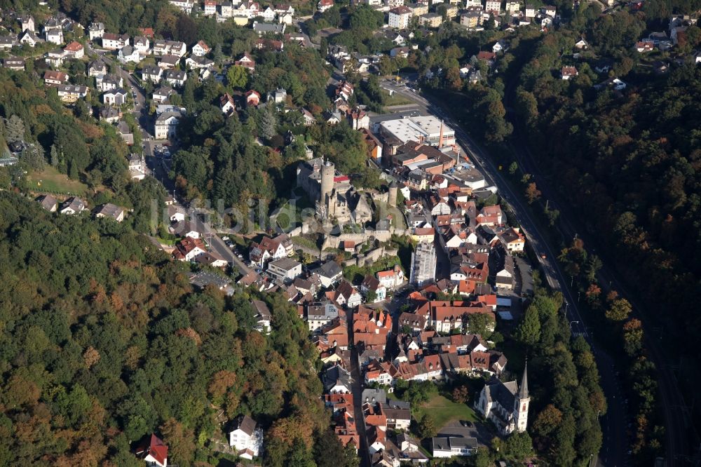 Eppstein aus der Vogelperspektive: Ruine und Mauerreste der ehemaligen Burganlage Eppstein im Bundesland Hessen