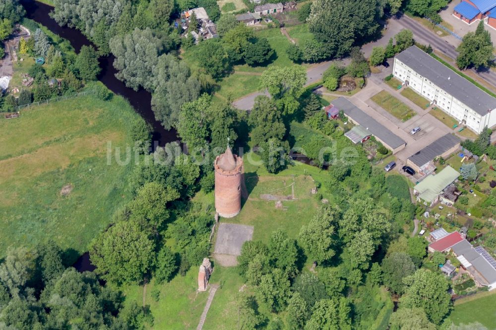 Putlitz aus der Vogelperspektive: Ruine und Mauerreste der ehemaligen Burganlage der Gänseburg in Putlitz im Bundesland Brandenburg, Deutschland