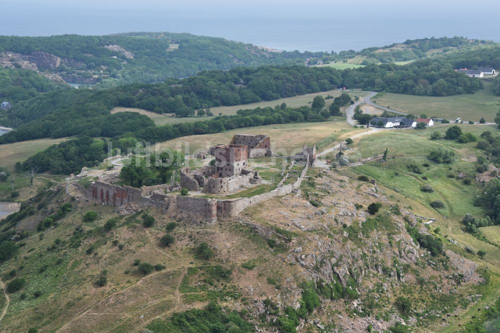 Allinge aus der Vogelperspektive: Ruine und Mauerreste der ehemaligen Burganlage Hammerhus der Veste in Allinge in Region Hovedstaden, Dänemark