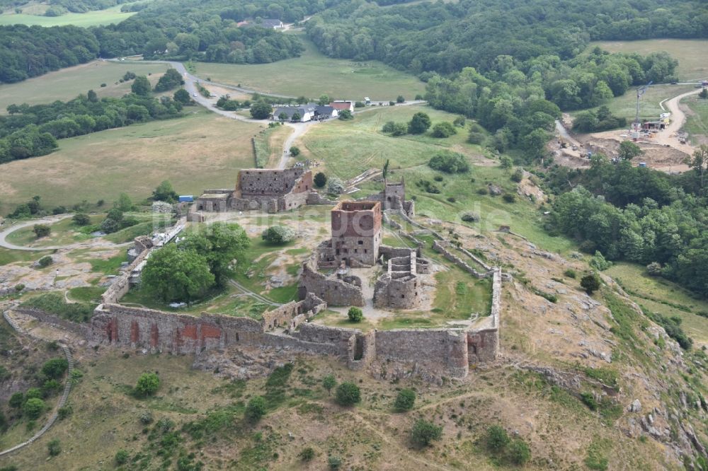 Luftaufnahme Allinge - Ruine und Mauerreste der ehemaligen Burganlage Hammerhus der Veste in Allinge in Region Hovedstaden, Dänemark