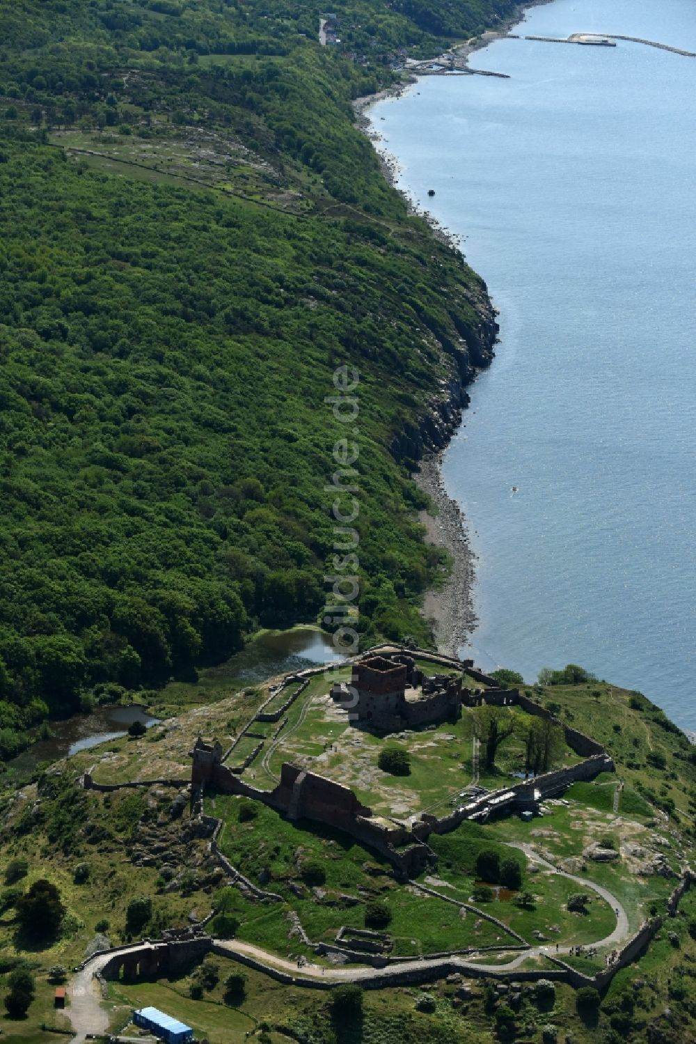 Luftbild Allinge - Ruine und Mauerreste der ehemaligen Burganlage Hammershus Slotsruine in Allinge in Region Hovedstaden, Dänemark