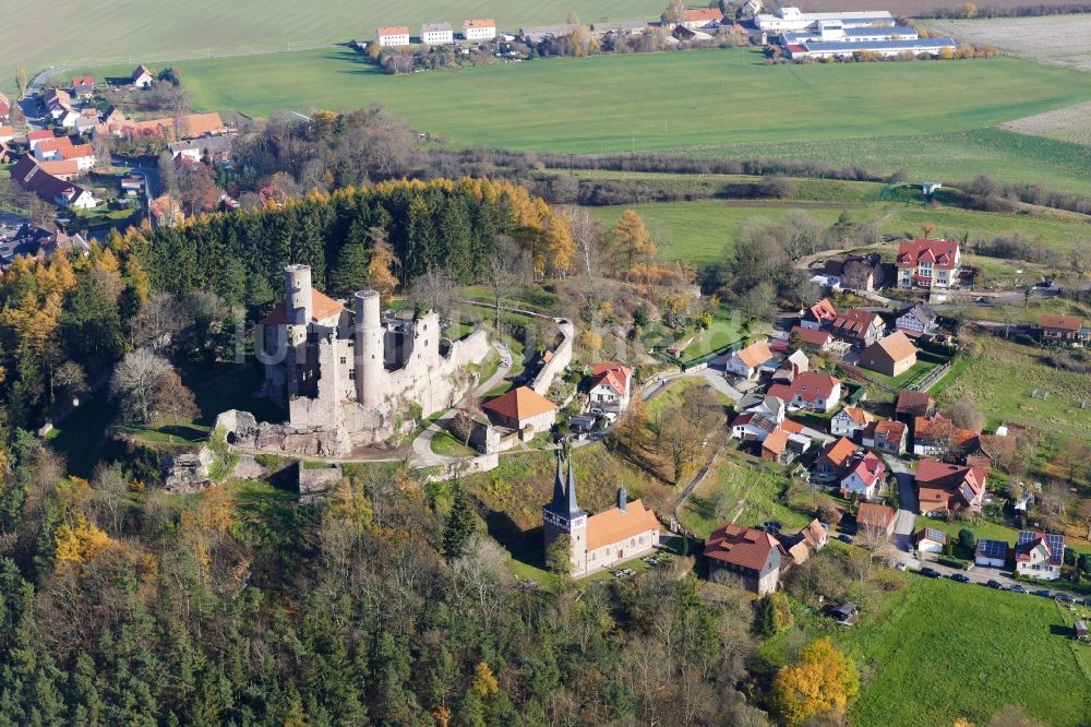 Bornhagen von oben - Ruine und Mauerreste der ehemaligen Burganlage Hanstein in Bornhagen im Bundesland Thüringen