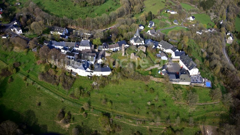 Luftbild Kronenburg - Ruine und Mauerreste der ehemaligen Burganlage in Kronenburg im Bundesland Nordrhein-Westfalen, Deutschland