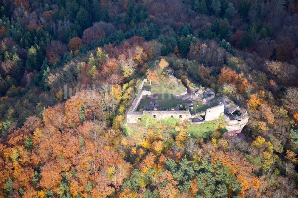 Vorderweidenthal von oben - Ruine und Mauerreste der ehemaligen Burganlage Lindelbrunn in Vorderweidenthal im Bundesland Rheinland-Pfalz