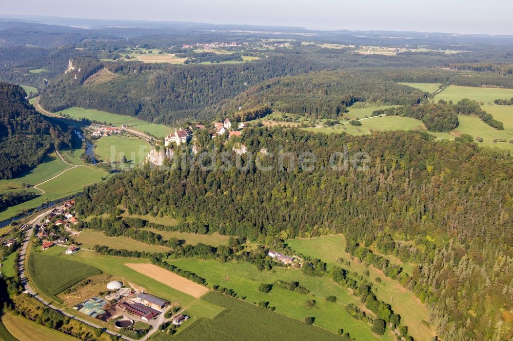 Beuron von oben - Ruine und Mauerreste der ehemaligen Burganlage Schloss Hausen im Tal über dem Donautal in Beuron im Bundesland Baden-Württemberg, Deutschland