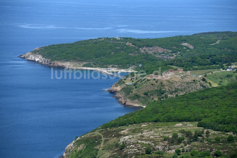 Luftaufnahme Allinge - Ruine und Mauerreste der ehemaligen Burganlage der Veste in Allinge in Region Hovedstaden, Dänemark