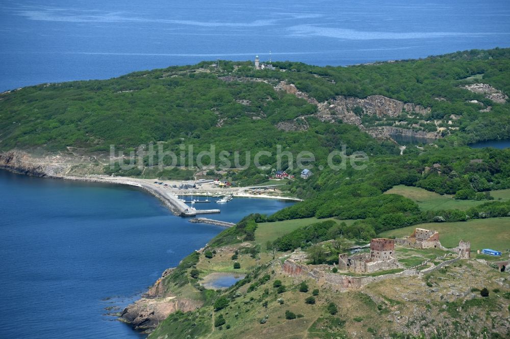 Allinge aus der Vogelperspektive: Ruine und Mauerreste der ehemaligen Burganlage der Veste in Allinge in Region Hovedstaden, Dänemark