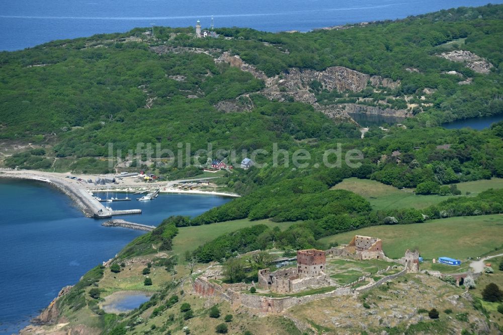 Luftaufnahme Allinge - Ruine und Mauerreste der ehemaligen Burganlage der Veste in Allinge in Region Hovedstaden, Dänemark