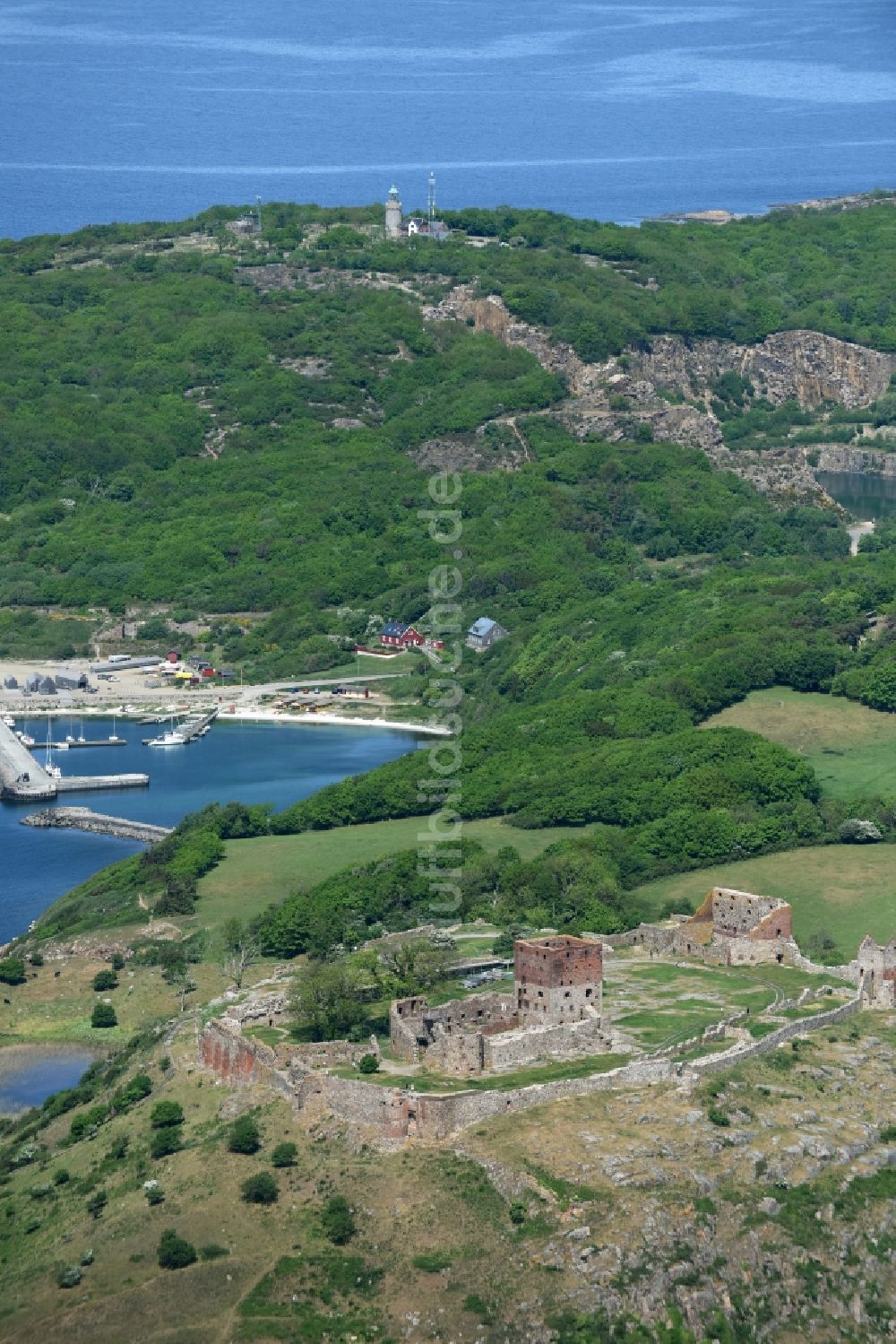 Allinge von oben - Ruine und Mauerreste der ehemaligen Burganlage der Veste in Allinge in Region Hovedstaden, Dänemark