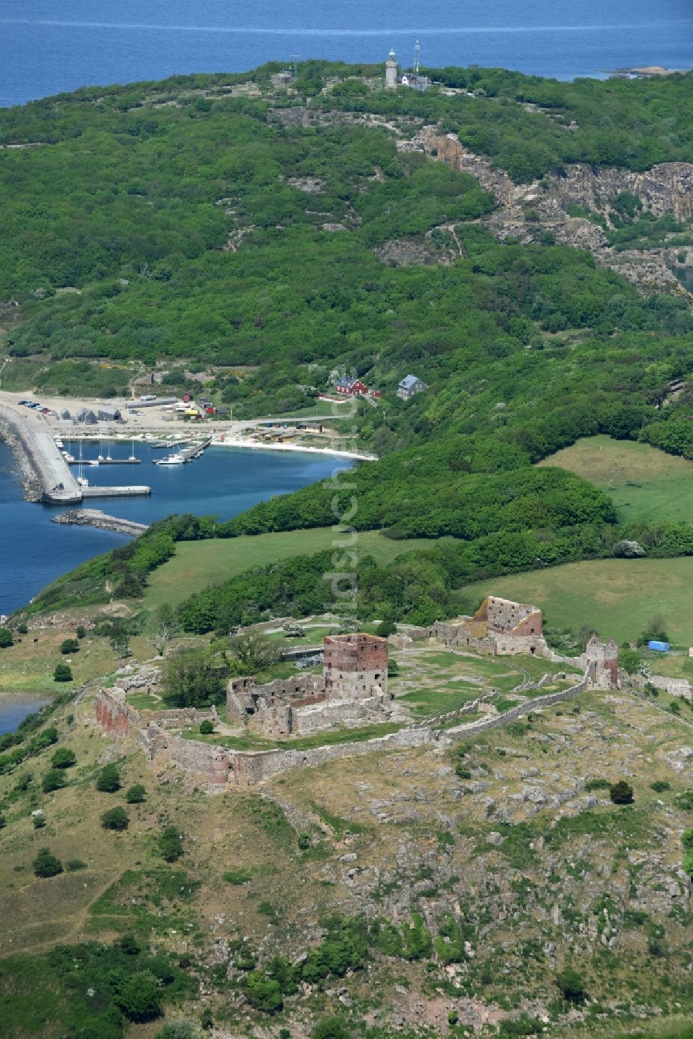 Allinge aus der Vogelperspektive: Ruine und Mauerreste der ehemaligen Burganlage der Veste in Allinge in Region Hovedstaden, Dänemark