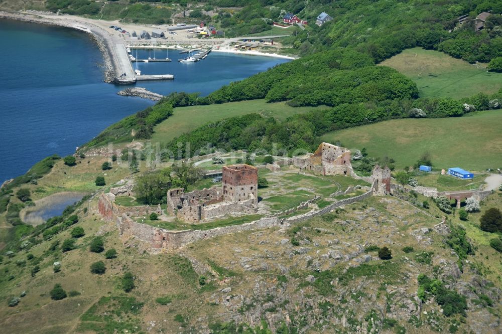 Luftbild Allinge - Ruine und Mauerreste der ehemaligen Burganlage der Veste in Allinge in Region Hovedstaden, Dänemark