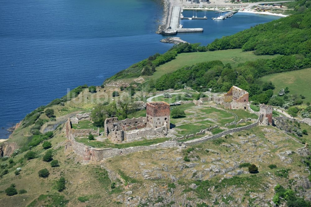 Allinge von oben - Ruine und Mauerreste der ehemaligen Burganlage der Veste in Allinge in Region Hovedstaden, Dänemark