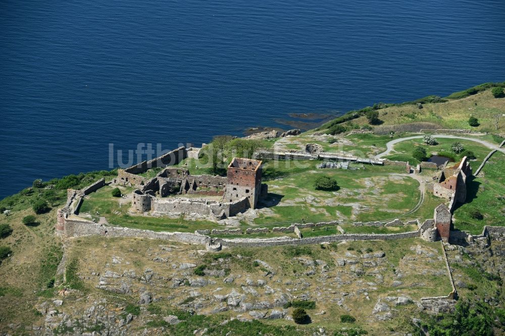 Allinge von oben - Ruine und Mauerreste der ehemaligen Burganlage der Veste in Allinge in Region Hovedstaden, Dänemark