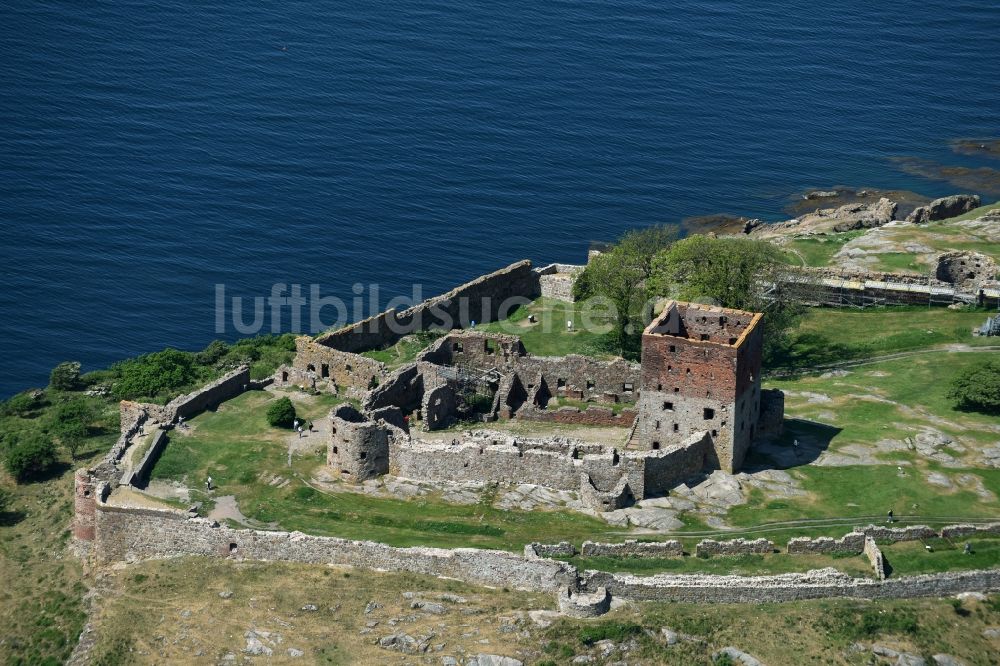 Allinge aus der Vogelperspektive: Ruine und Mauerreste der ehemaligen Burganlage der Veste in Allinge in Region Hovedstaden, Dänemark