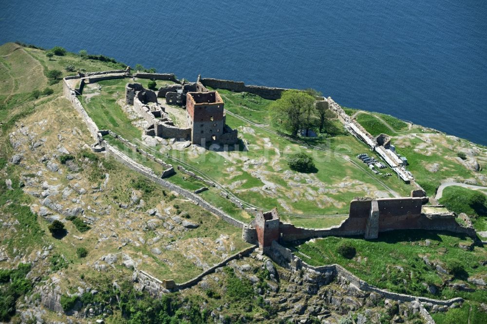 Luftbild Allinge - Ruine und Mauerreste der ehemaligen Burganlage der Veste in Allinge in Region Hovedstaden, Dänemark