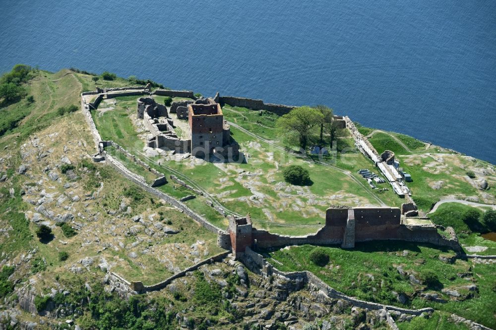 Luftaufnahme Allinge - Ruine und Mauerreste der ehemaligen Burganlage der Veste in Allinge in Region Hovedstaden, Dänemark