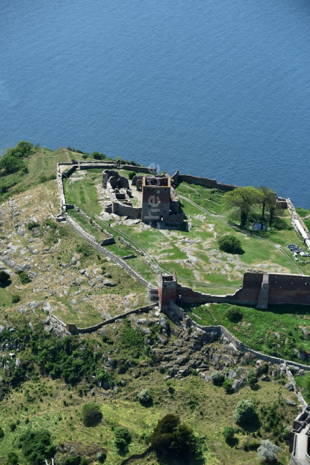 Allinge von oben - Ruine und Mauerreste der ehemaligen Burganlage der Veste in Allinge in Region Hovedstaden, Dänemark