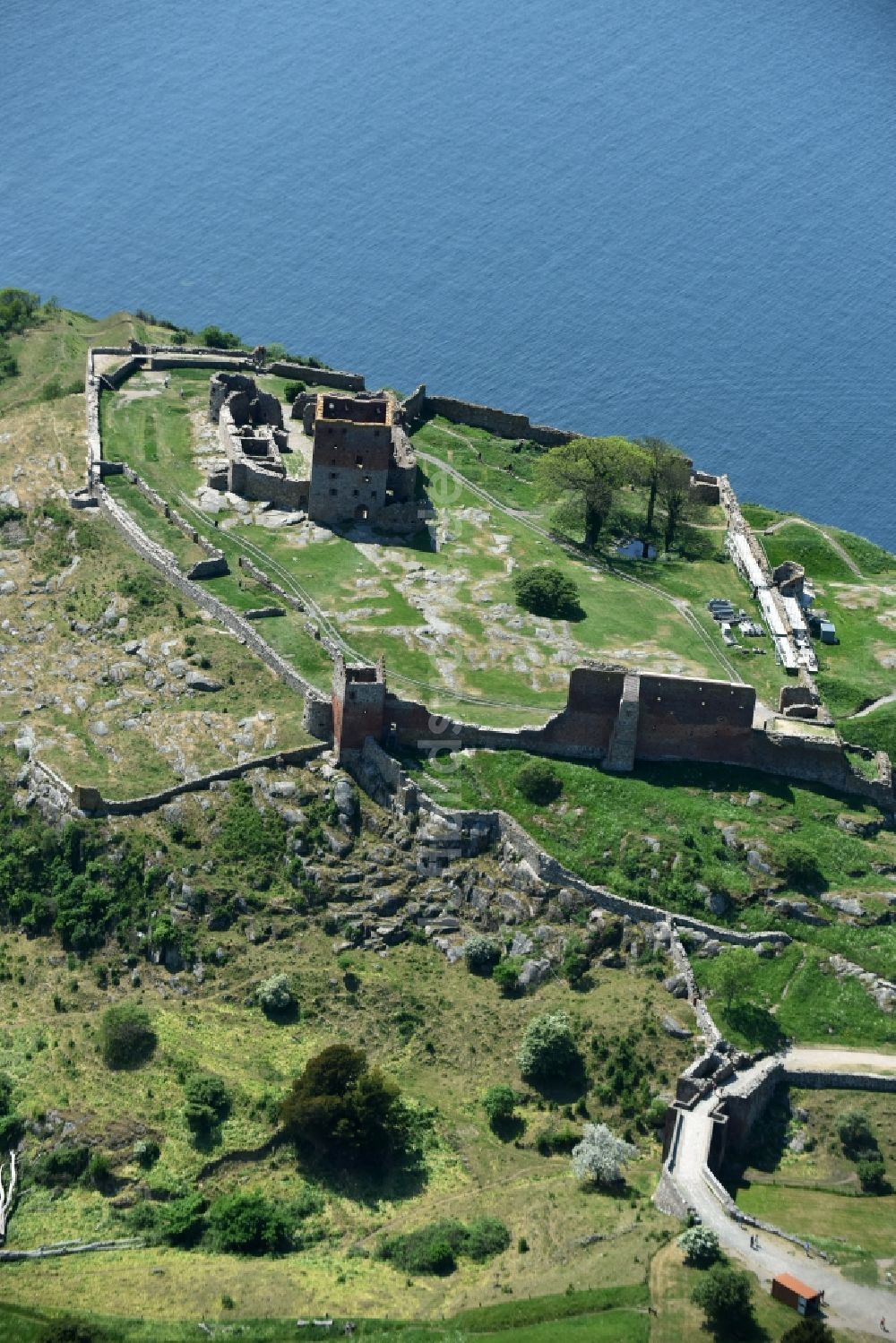 Allinge aus der Vogelperspektive: Ruine und Mauerreste der ehemaligen Burganlage der Veste in Allinge in Region Hovedstaden, Dänemark