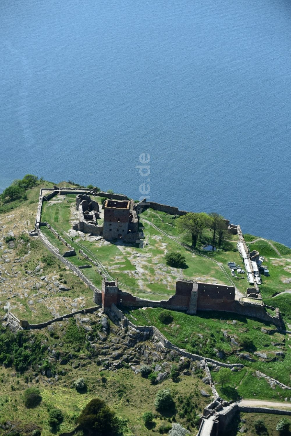 Luftbild Allinge - Ruine und Mauerreste der ehemaligen Burganlage der Veste in Allinge in Region Hovedstaden, Dänemark