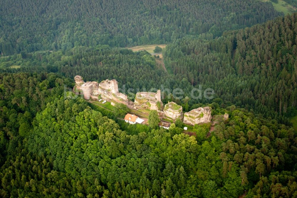 Dahn von oben - Ruine und Mauerreste der ehemaligen Burganlage der Veste Altdahn in Dahn im Bundesland Rheinland-Pfalz