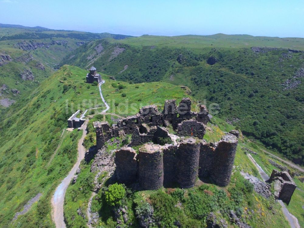 Amberd von oben - Ruine und Mauerreste der ehemaligen Burganlage der Veste Amberd in Amberd in Aragatsotn Province, Armenien