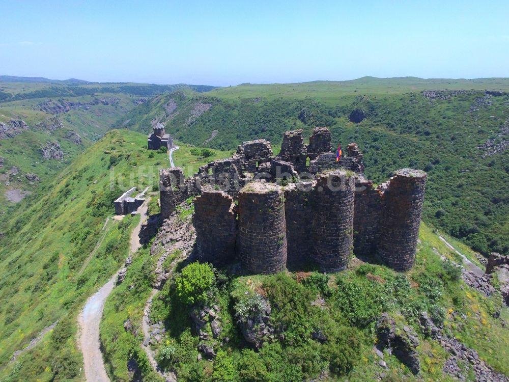 Luftbild Amberd - Ruine und Mauerreste der ehemaligen Burganlage der Veste Amberd in Amberd in Aragatsotn Province, Armenien