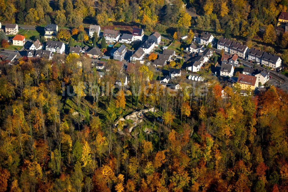 Luftaufnahme Arnsberg - Ruine und Mauerreste der ehemaligen Burganlage der Veste in Arnsberg im Bundesland Nordrhein-Westfalen