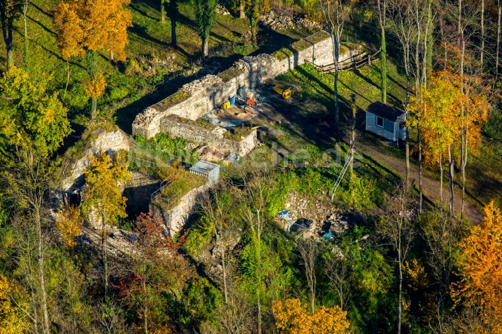 Luftaufnahme Arnsberg - Ruine und Mauerreste der ehemaligen Burganlage der Veste in Arnsberg im Bundesland Nordrhein-Westfalen