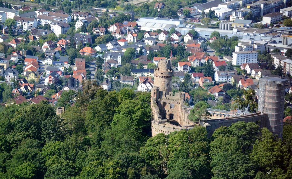 Bensheim aus der Vogelperspektive: Ruine und Mauerreste der ehemaligen Burganlage der Veste Auerbach in Bensheim im Bundesland Hessen