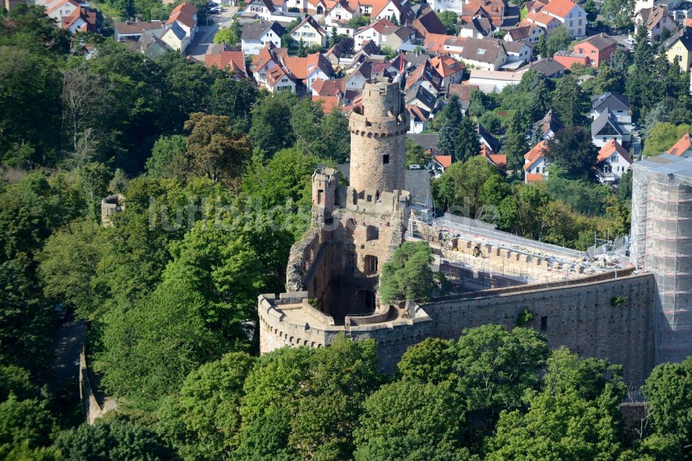 Bensheim aus der Vogelperspektive: Ruine und Mauerreste der ehemaligen Burganlage der Veste Auerbach in Bensheim im Bundesland Hessen