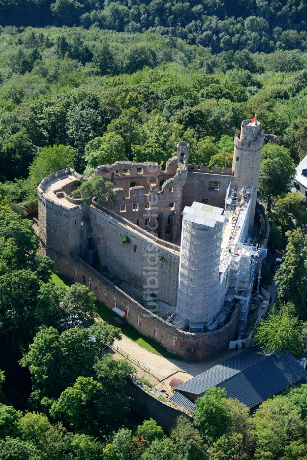 Bensheim von oben - Ruine und Mauerreste der ehemaligen Burganlage der Veste Auerbach in Bensheim im Bundesland Hessen