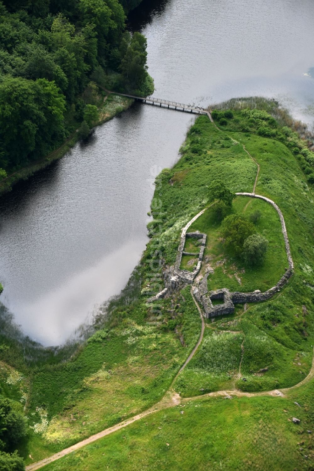 Bornholm aus der Vogelperspektive: Ruine und Mauerreste der ehemaligen Burganlage der Veste in Bornholm in Region Hovedstaden, Dänemark