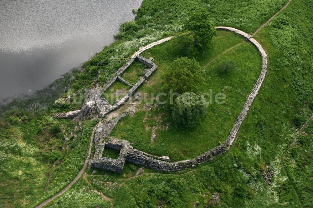 Bornholm von oben - Ruine und Mauerreste der ehemaligen Burganlage der Veste in Bornholm in Region Hovedstaden, Dänemark