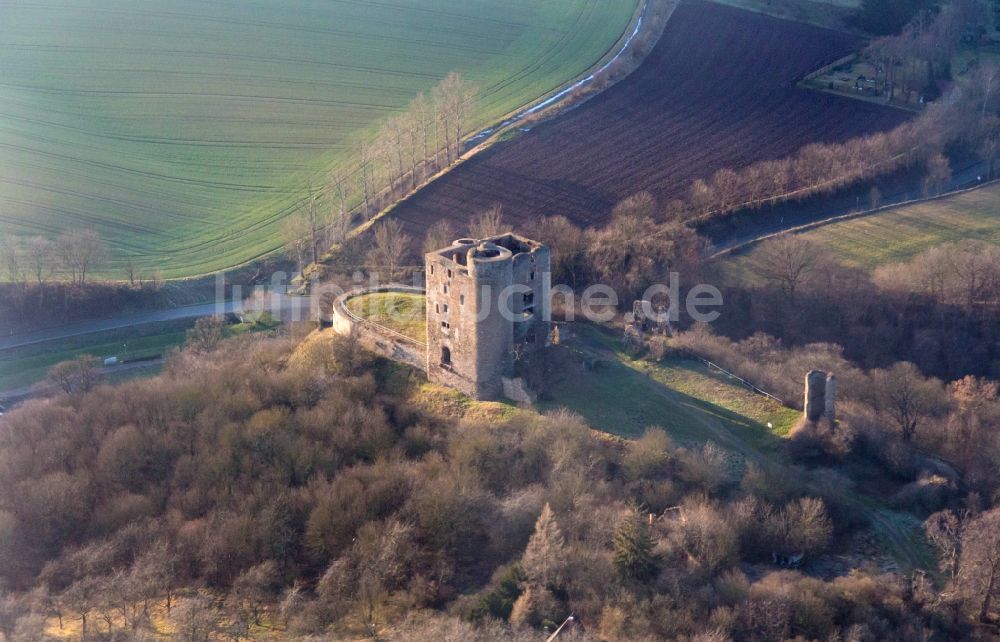 Luftaufnahme Harkerode - Ruine und Mauerreste der ehemaligen Burganlage der Veste Burg Arnstein in Harkerode im Bundesland Sachsen-Anhalt, Deutschland