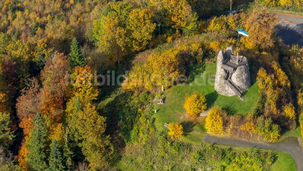 Luftaufnahme Eversberg - Ruine und Mauerreste der ehemaligen Burganlage der Veste Burg Eversberg in Eversberg im Bundesland Nordrhein-Westfalen, Deutschland