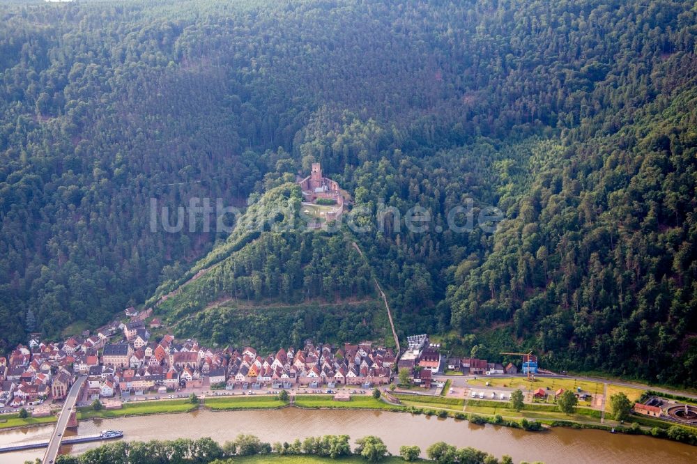 Luftaufnahme Freudenberg - Ruine und Mauerreste der ehemaligen Burganlage der Veste Burg Freudenburg in Freudenberg im Bundesland Baden-Württemberg, Deutschland