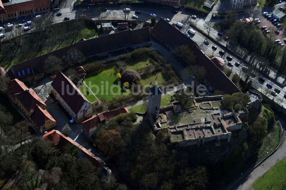 Halle (Saale) von oben - Ruine und Mauerreste der ehemaligen Burganlage der Veste Burg Giebichenstein an der Seebener Straße im Ortsteil Stadtbezirk Nord in Halle (Saale) im Bundesland Sachsen-Anhalt