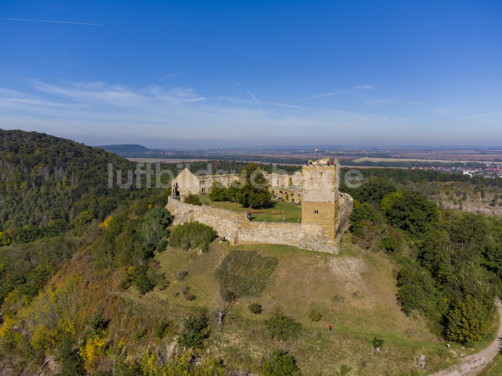 Drei Gleichen aus der Vogelperspektive: Ruine und Mauerreste der ehemaligen Burganlage der Veste Burg Gleichen an der Thomas-Müntzer-Straße im Ortsteil Wandersleben in Drei Gleichen im Bundesland Thüringen, Deutschland