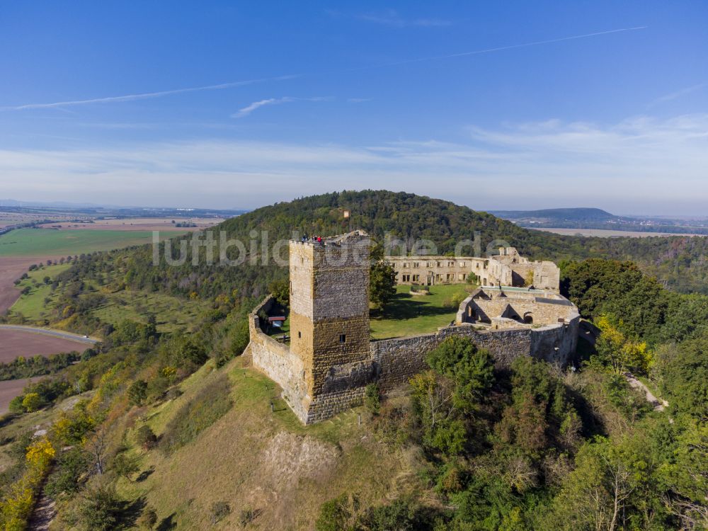 Drei Gleichen von oben - Ruine und Mauerreste der ehemaligen Burganlage der Veste Burg Gleichen an der Thomas-Müntzer-Straße im Ortsteil Wandersleben in Drei Gleichen im Bundesland Thüringen, Deutschland