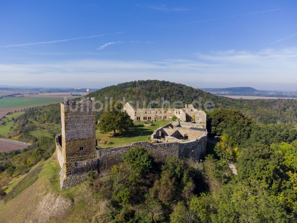 Drei Gleichen aus der Vogelperspektive: Ruine und Mauerreste der ehemaligen Burganlage der Veste Burg Gleichen an der Thomas-Müntzer-Straße im Ortsteil Wandersleben in Drei Gleichen im Bundesland Thüringen, Deutschland