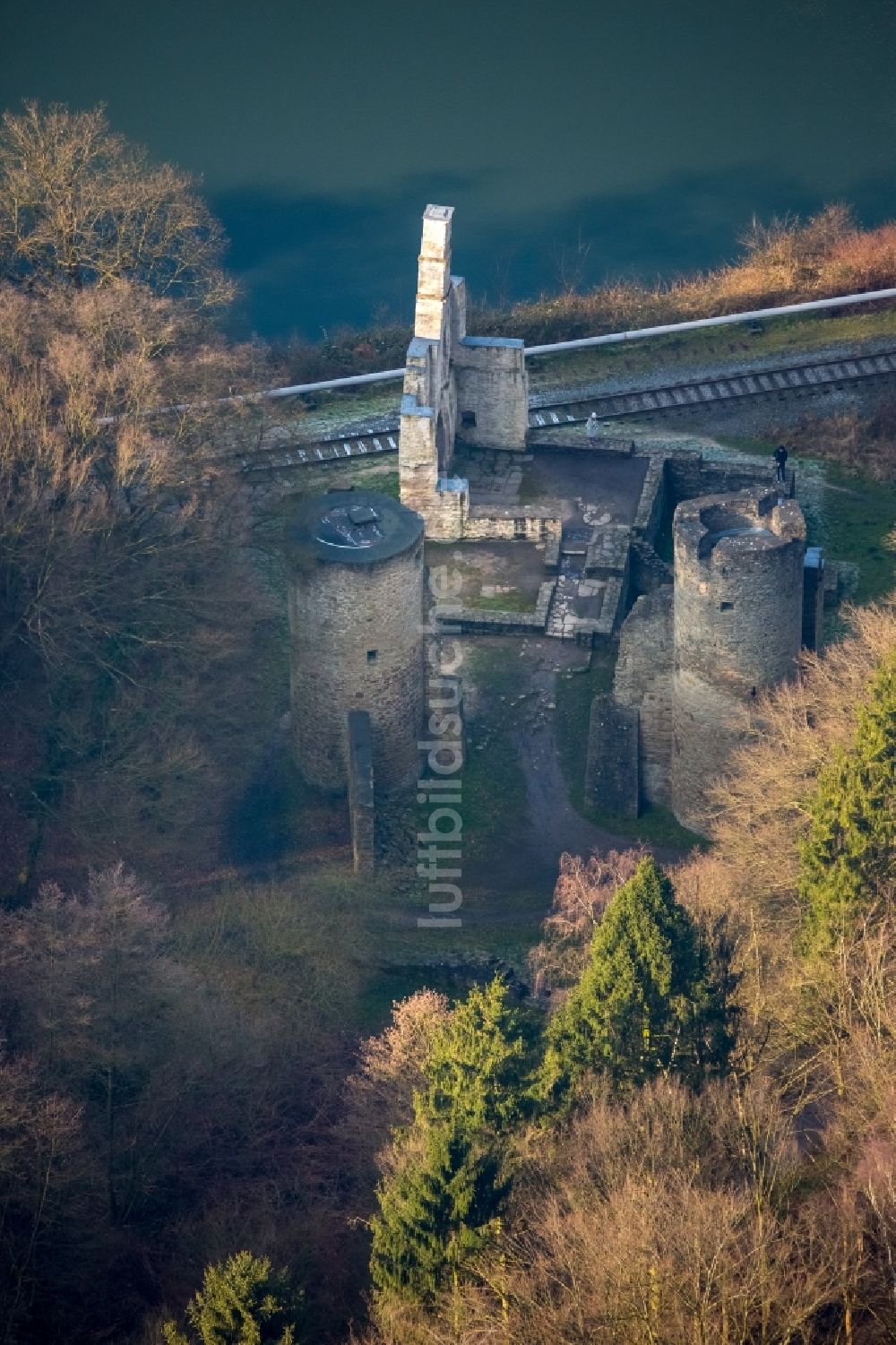 Witten von oben - Ruine und Mauerreste der ehemaligen Burganlage der Veste Burg Hardenstein in Witten im Bundesland Nordrhein-Westfalen