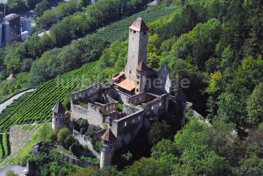 Neckarzimmern von oben - Ruine und Mauerreste der ehemaligen Burganlage der Veste Burg Hornberg in Neckarzimmern im Bundesland Baden-Württemberg, Deutschland