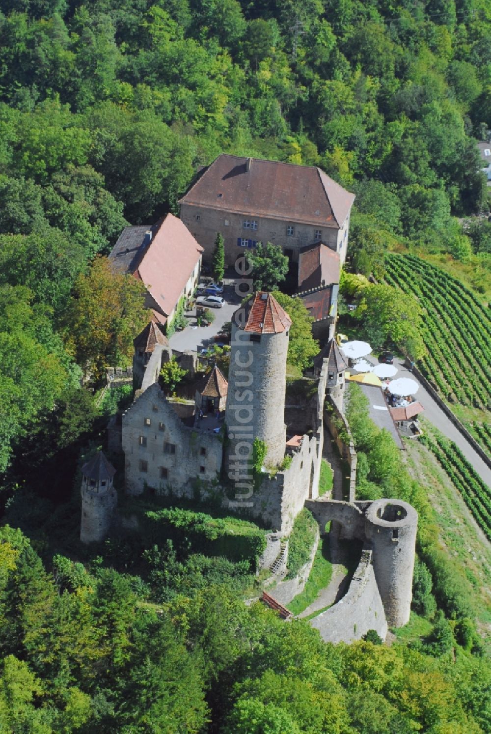 Neckarzimmern von oben - Ruine und Mauerreste der ehemaligen Burganlage der Veste Burg Hornberg in Neckarzimmern im Bundesland Baden-Württemberg, Deutschland